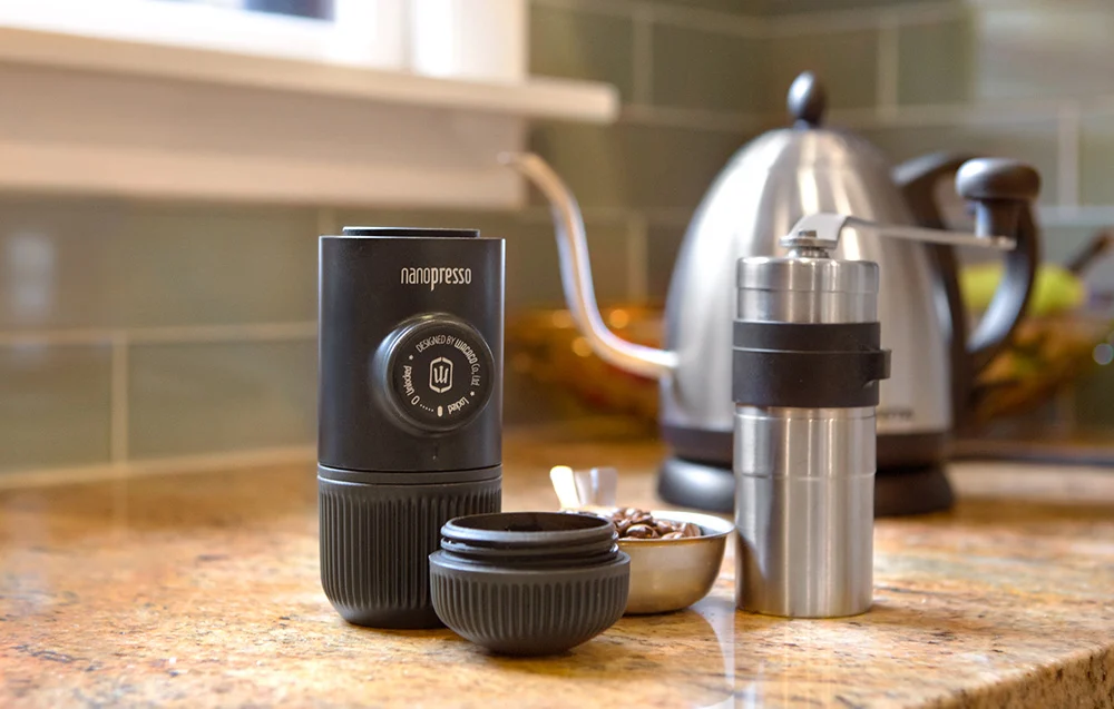 Przenośny ekspres do kawy Nanopresso z adapterem NS, gotowy do parzenia świeżego espresso.